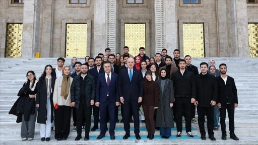 TBMM Başkanı Kurtulmuş, Meclis'te öğrencilerle bir araya geldi