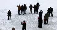 Tehlikeye aldırış etmediler, buz tutan gölün üzerine çıktılar