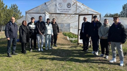 Tekirdağ'da lise öğrencileri okul bahçesinde çiftçiliği öğreniyor