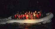 Tekne motoru bozulan mültecileri sahil güvenlik kurtardı
