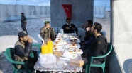 Tel Abyad&#039;da görev yapan Mehmetçiğe iftarda tatlı ikramı