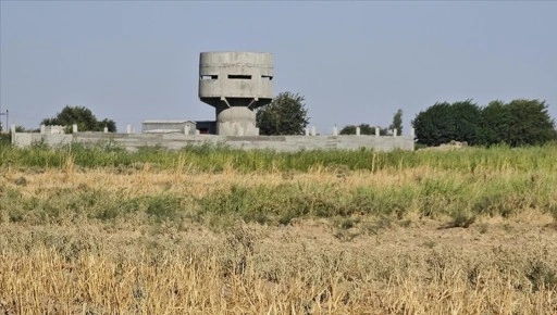 Terör örgütü PKK/YPG Deyrizor'da Fırat Nehri'nin doğusunda gözetleme kuleleri inşa ediyor