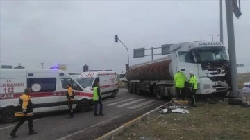 Tırla çarpışan ambulanstaki hasta çocuk hayatını kaybetti, 5 kişi yaralandı