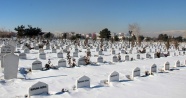 Toprağın buz tuttuğu Erzurum'da toplu mezar kazılıyor