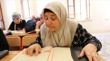 Torunuyla katıldığı kursta 70 yaşında Kur'an okumayı öğrendi