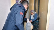 Trabzon&#039;da 65 yaş ve üstü ile ihtiyaç sahiplerinin evlerine yemek dağıtılıyor
