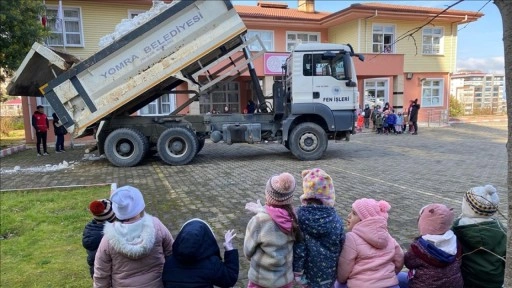 Trabzon'da öğrenciler için okul bahçesine kamyonla kar döküldü