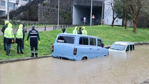 Trabzon'da sağanak hayatı olumsuz etkiledi