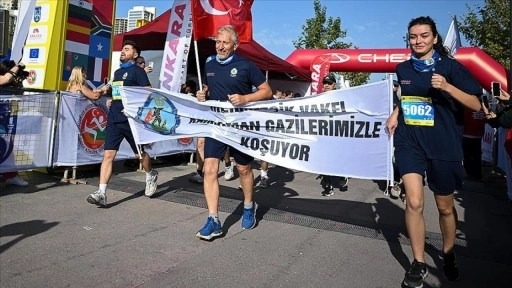 TSK Mehmetçik Vakfı üyeleri, Runkara Uluslararası Yarı Maratonu'nda gazilerle koştu