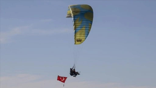 Tunceli'de paraşütçüler gökyüzünde Türk bayrağı açarak Cumhuriyet Bayramı'nı kutladı