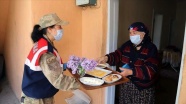 Tunceli'de yaşlıların evlerine leylaklarla süslü kahvaltı servisi
