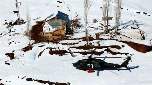 Tunceli'de yolu kardan kapanan köydeki besiciye askeri helikopterle yem ulaştırıldı