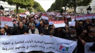 Tunus'ta veliler öğretmenlerin imtihanları boykot etmesini protesto etti