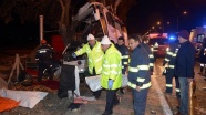Tur otobüsü ağaca çarptı: 13 ölü, 42 yaralı