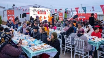 TÜRGEV 'Kardeşlik Sofrası' depremzedeler için İslahiye'de kuruldu