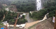 Turistik şelaleden aşırı yağış sonrası çamur aktı