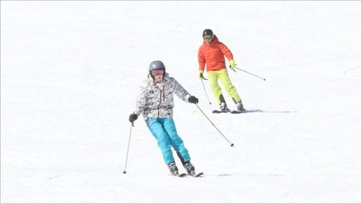 Turistler Erciyes'te güneşli havada kayak yapmanın keyfini çıkardı