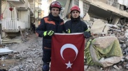 Türk bayrağını enkaz altında bırakmadılar