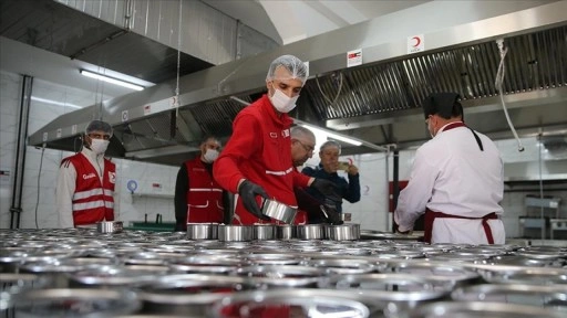 Türk Kızılay, Adıyaman'daki ihtiyaç sahiplerinin iftar sofralarına sıcak yemek ulaştırıyor