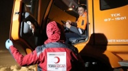 Türk Kızılay, yoğun kar nedeniyle yolda kalan sürücülere ikramda bulundu