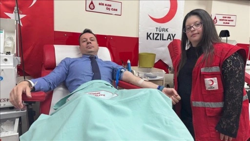 Türk Kızılayda işe başlayan Down sendromlu Selin, kan bağışçılarına destek oluyor