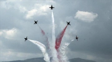 Türk Yıldızları Afyonkarahisar'da gösteri uçuşu yaptı