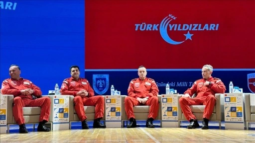 Türk Yıldızları ekibi, "İKAF'25"te gençlerle buluştu