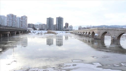 Türkiye'nin en uzun nehri Kızılırmak kısmen buz tuttu