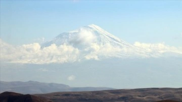 Türkiye'nin en yüksek noktası Ağrı Dağı karla kaplandı