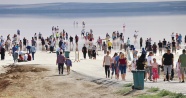 Tuz Gölü’nde çıplak ayakla yürüme turizmi sahilleri aratmıyor