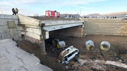 Tuzla'da servis minibüsü şarampole devrildi, 16 kişi yaralandı