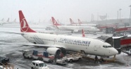 Uçak seferlerine kar yağışı engeli