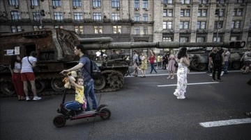 Ukrayna tarafından ele geçirilen Rus askeri zırhlıları Kiev'de sergileniyor