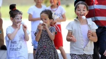 Ukrayna'dan gelen çocuklar kötü günleri oyunlarla unutmaya çalışıyor