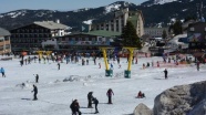 Uludağ'da güneşli havada kayak keyfi