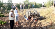 Üzüm bağına yuvarlanan traktör çocuklara çarptı: 2 ölü, 1 yaralı