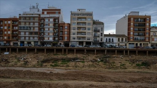 Valensiya'da selden zarar gören araçların toplandığı alan adeta araba mezarlığına döndü