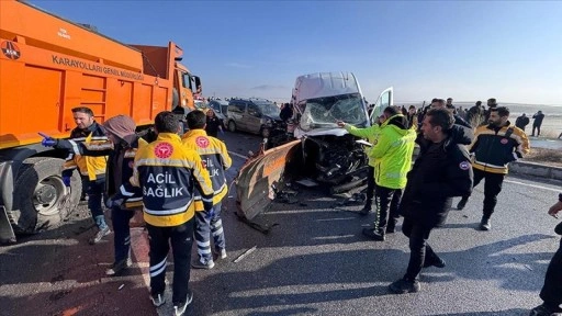 Van'da iki ayrı zincirleme trafik kazasında 2 kişi öldü, 15 kişi yaralandı