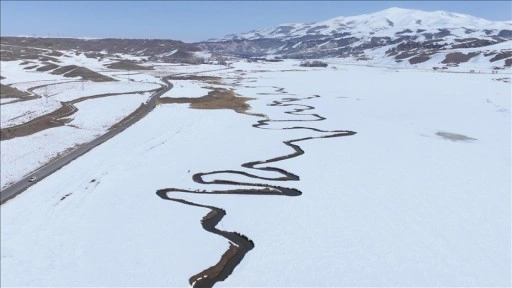 Van'da karla kaplı arazilerdeki menderesler eşsiz manzaralar oluşturuyor