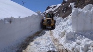 Van&#039;da kışın kar nedeniyle kapanan mezra yolu açıldı