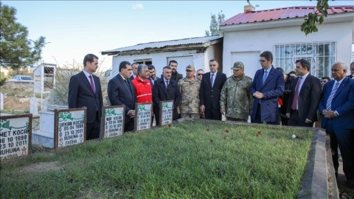 Van depreminde hayatını kaybedenler kabirleri başında anıldı