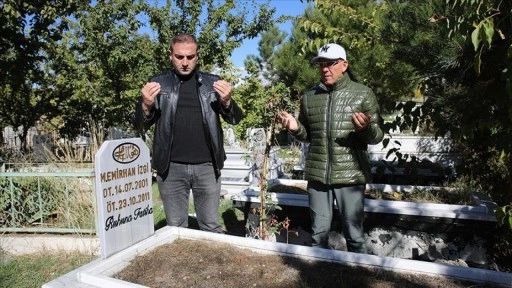 Van depreminde kaybettikleri akrabalarının acısını unutamıyorlar