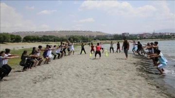 Van Gölü'ndeki kumsalda BESYO ve POMEM sınavlarına hazırlanıyorlar