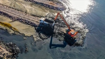 Van Gölü'nün zemininden 660 bin metreküp dip çamuru ve balçık çıkarıldı
