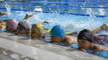 Van ve Bitlis'te çocuklar yaz kurslarında yüzme öğreniyor