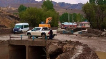 Van'da şiddetli sağanak, sel ve taşkınlara yol açtı