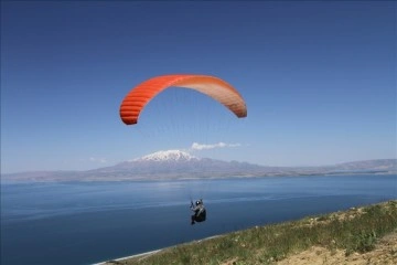 Van'da Yamaç Paraşütü Şampiyonası'nın 3. etabı yapıldı