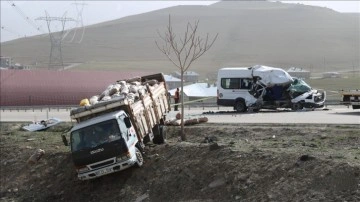 Van'da yolcu minibüsünün kamyona çarpması sonucu 13 kişi yaralandı