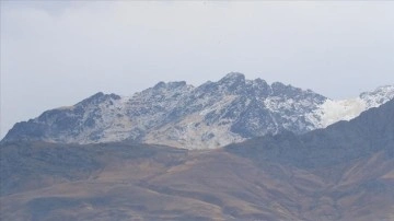 Van'daki Erek Dağı'na kar yağdı