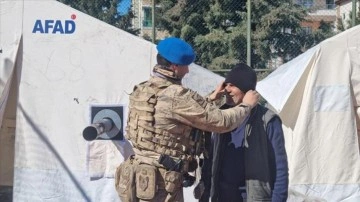 Van'dan deprem bölgesine giden jandarma ekipleri, Malatya'da gönüllere dokunuyor